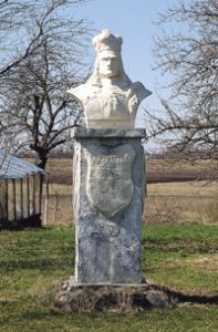 Vytauto Didžiojo paminklas Petrauskų sodyboje. Juliaus Kanarsko nuotr., 2010 m.